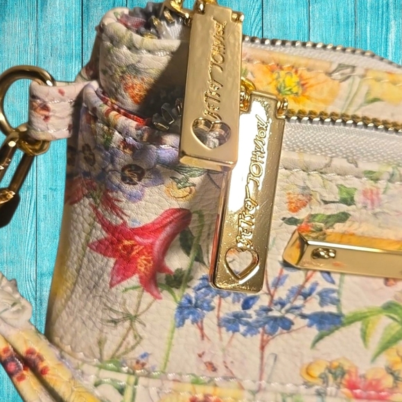 Betsey Johnson Feminine Floral Y2K Large Wristlet Pouch - Picture 3 of 7